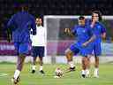Kylian Mbappe de France passe le ballon alors que Matteo Guendouzi réagit lors de la session d'entraînement en France à Al Sadd SC le 13 décembre 2022 à Doha, au Qatar.