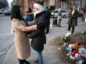 La mairesse de Montréal Valérie Plante, à gauche, et la conseillère municipale de Sainte-Marie Sophie Mauzerolle partagent un câlin le mercredi 14 décembre 2022 au mémorial de fortune où une jeune fille a été tuée mardi en voiture au coin des rues Parthenais et Rouen.