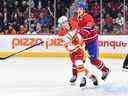MONTRÉAL, CANADA - 12 DÉCEMBRE: Arber Xhekaj # 72 des Canadiens de Montréal retient Matthew Phillips # 41 des Flames de Calgary lors de la première période au Centre Bell le 12 décembre 2022 à Montréal, Québec, Canada.