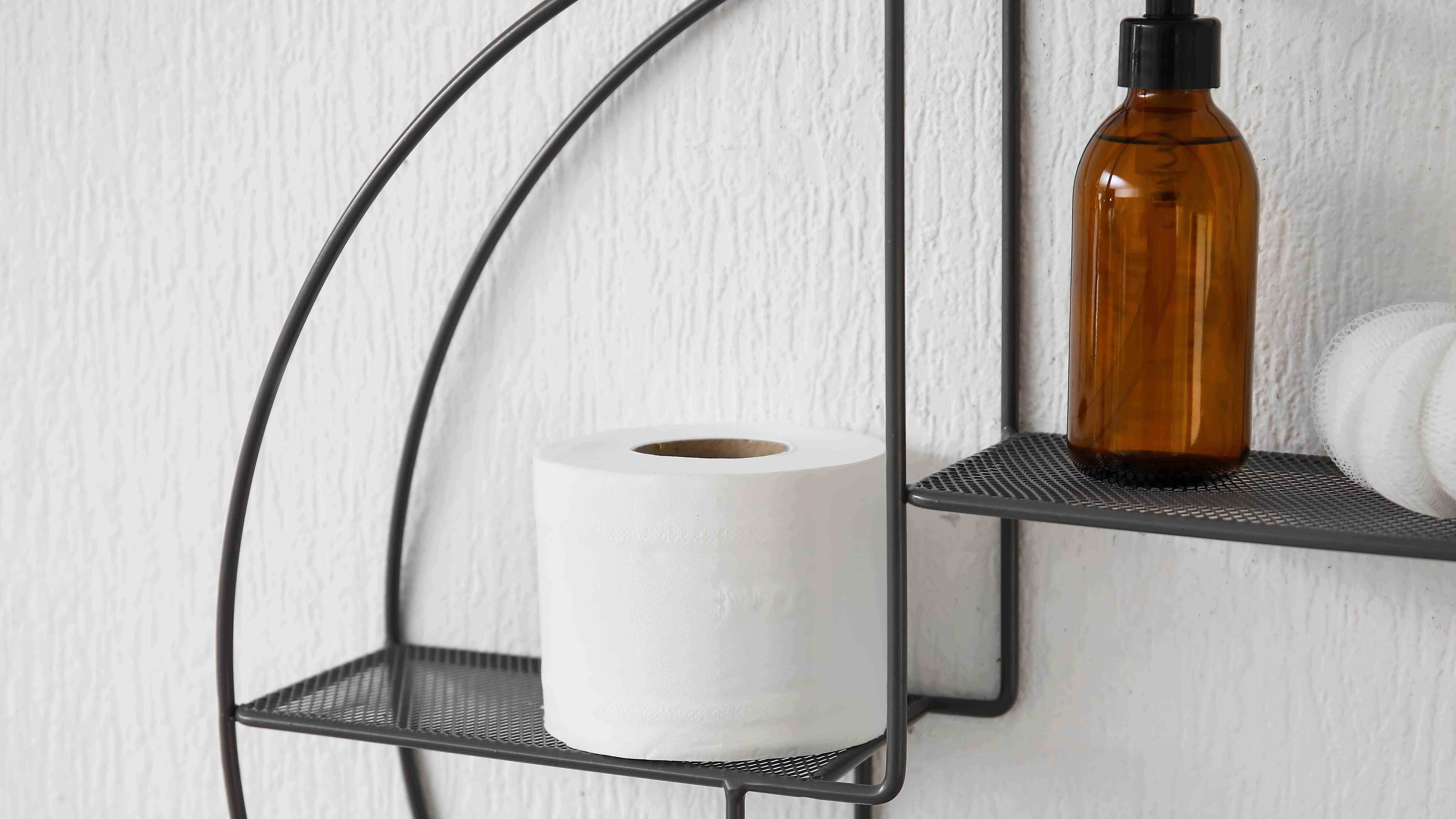 Rouleau de papier toilette et huile essentielle