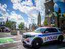 OTTAWA — La police a fermé les rues autour de la Colline du Parlement le samedi 11 juin 2022 en raison d'une « enquête policière en cours ».