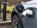 Les véhicules électriques sont un choix de plus en plus populaire à mesure que le prix de l'essence explose.