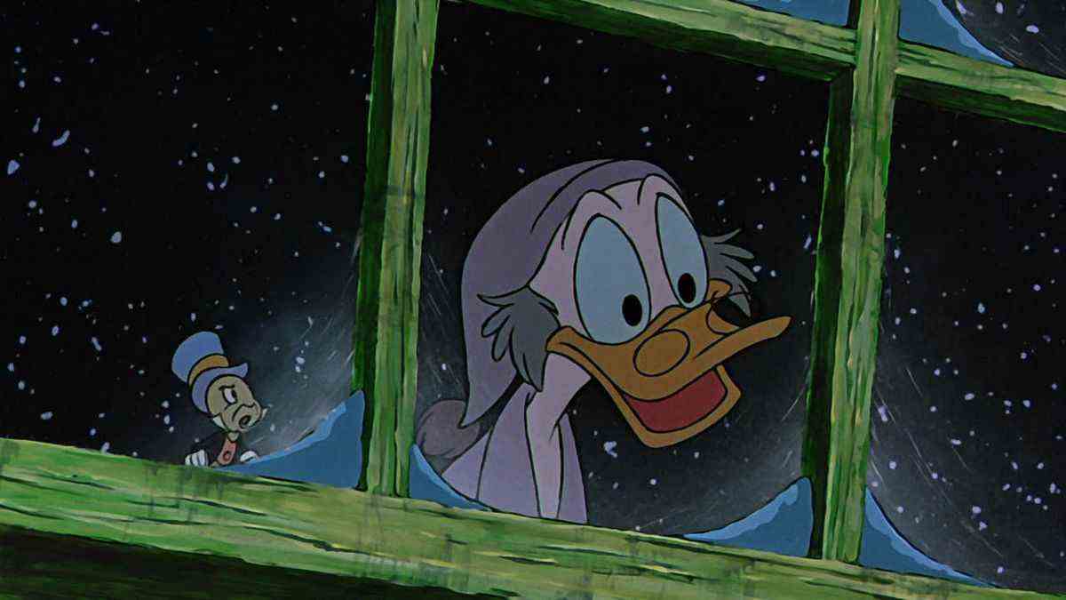 Scrooge McDuck déguisé en Ebenezer Scrooge regarde à travers une fenêtre givrée avec Jiminy Cricket dans Mickey's Christmas Carol.