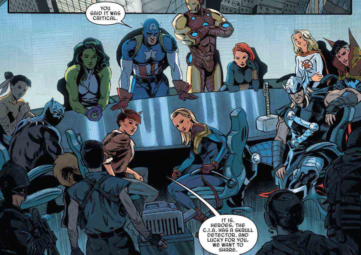 Les Avengers modernes – et Squirrel Girl – sont assis autour d'une table pendant que Maria Hill fait la démonstration de son nouveau détecteur Skrull dans Secret Invasion # 2 (2022). 