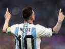 L'Argentin Lionel Messi célèbre le premier but du point de penalty contre le Maroc.