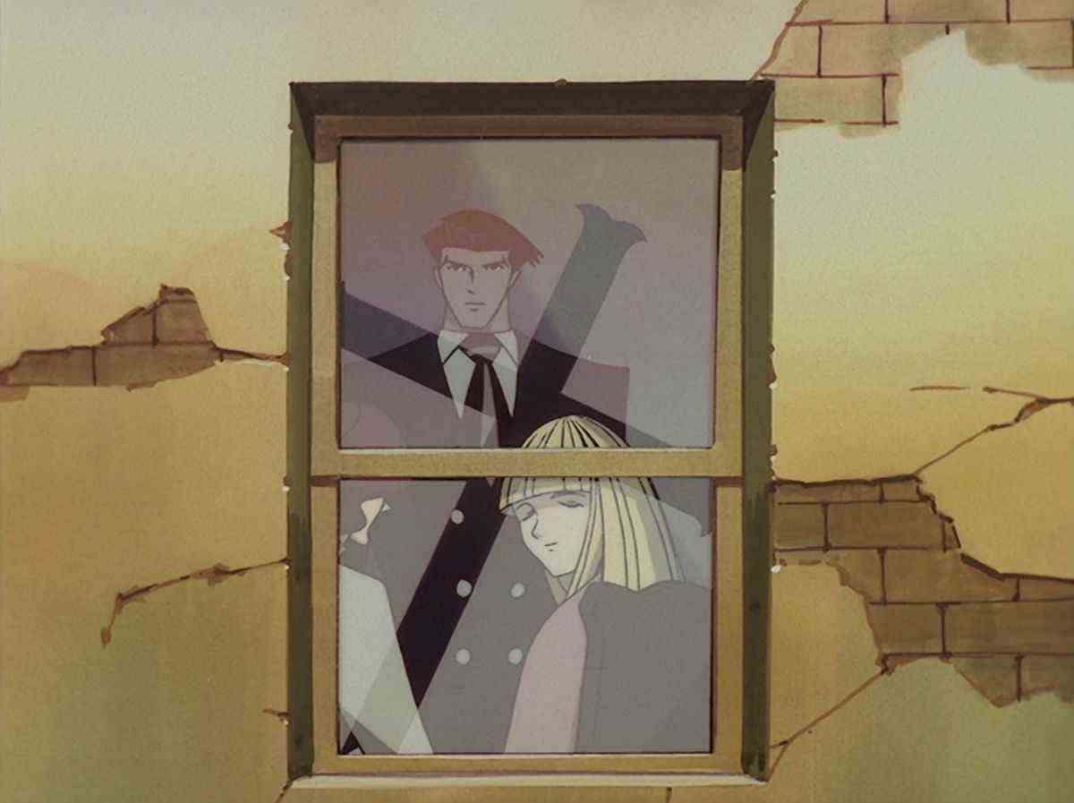 Un homme en costume noir et une jeune femme aux cheveux blonds courts regardent fixement un clocher d'église tordu encadré contre une vitre.
