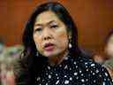 La ministre du Commerce international, Mary Ng, vue répondre à une question à la Chambre des communes le 13 décembre 2022, a été reconnue coupable d'avoir enfreint les règles d'éthique en attribuant des contrats à l'entreprise d'un ami.
