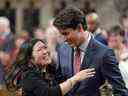 La députée libérale nouvellement élue Mary Ng embrasse le premier ministre Justin Trudeau alors qu'elle est escortée à la Chambre des communes le 3 mai 2017.