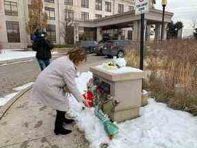 Marilyn Iafrate, conseillère municipale de Vaughan, a déposé cinq bouquets de fleurs au mémorial pour les cinq personnes abattues à Jane St. et Rutherford Rd.  copropriété dimanche soir.  SCOTT LAURIE/SOLEIL DE TORONTO
