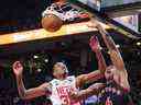 Scottie Barnes # 4 des Raptors de Toronto monte pour un slam dunk contre Nic Claxton # 33 des Brooklyn Nets au cours de la seconde moitié de leur match de basket-ball à la Scotiabank Arena.