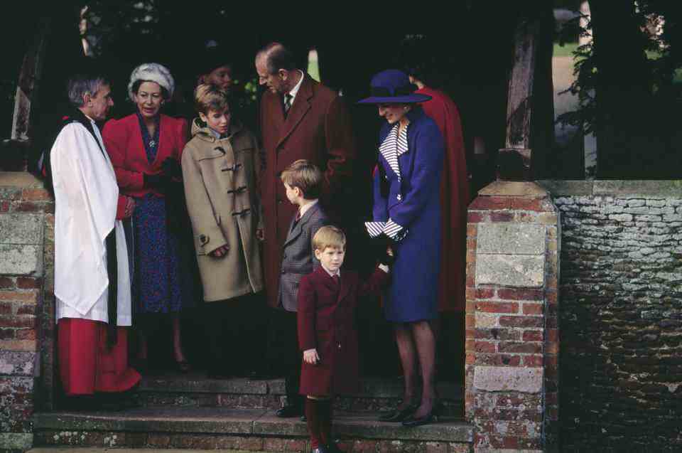 La famille royale britannique Princess Margaret, comtesse de Snowdon (1930-2002), Peter Phillips, le prince Philip, duc d'Édimbourg, le prince William, le prince Harry et Diana, princesse de Galles (1961-1997) assistent au service du jour de Noël à l'église St Mary Magdalene sur le domaine de Sandringham à Norfolk, en Angleterre, le 25 décembre 1990. (Photo par Princess Diana Archive/Getty Images)