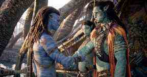 De gauche à droite, Sam Worthington comme Jake Sully, Kate Winslet comme Ronal et Cliff Curtis comme Tonowari dans Avatar : The Way of Water.