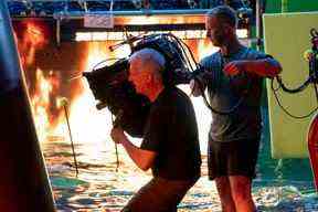 James Cameron tourne une scène d'Avatar : la voie de l'eau.