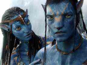Neytiri (Zoe Saldana) et Jake (Sam Worthington) sont montrés dans une scène de l'Avatar original.