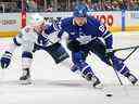 William Nylander des Maple Leafs de Toronto patine autour de Mikhail Sergachev du Lightning de Tampa Bay au Scotiabank Arena le 20 décembre 2022 à Toronto. 