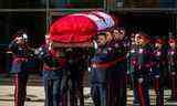 Les porteurs portent le cercueil du const.  Andrew Hong à la fin de ses funérailles au Centre des congrès de Toronto le mercredi 21 septembre 2022. Le 12 septembre 2022, le const.  Andrew Hong est mort dans l'exercice de ses fonctions.