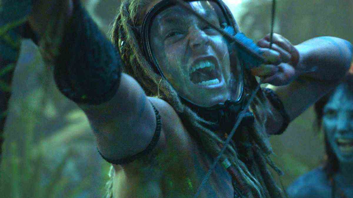 Araignée (Jack Champion) portant un masque à oxygène tout en tirant une flèche dans la jungle de Pandore dans Avatar : La Voie de l'Eau
