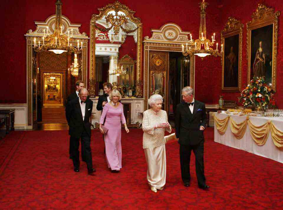 LONDRES - 13 NOVEMBRE : (AUCUNE PUBLICATION DANS LES MÉDIAS BRITANNIQUES PENDANT 28 JOURS) Le prince Charles, prince de Galles et la reine Elizabeth ll, suivis du prince Philip, duc d'Édimbourg, Camilla, duchesse de Cornouailles, du prince William et du prince Harry arrivent pour assister à un réception privée et concert organisé par la reine au palais de Buckingham dans le cadre des célébrations du 60e anniversaire du prince Charles le 13 novembre 2008 à Londres, en Angleterre.  (Photo de Pool/Collection Anwar Hussein/WireImage) 
