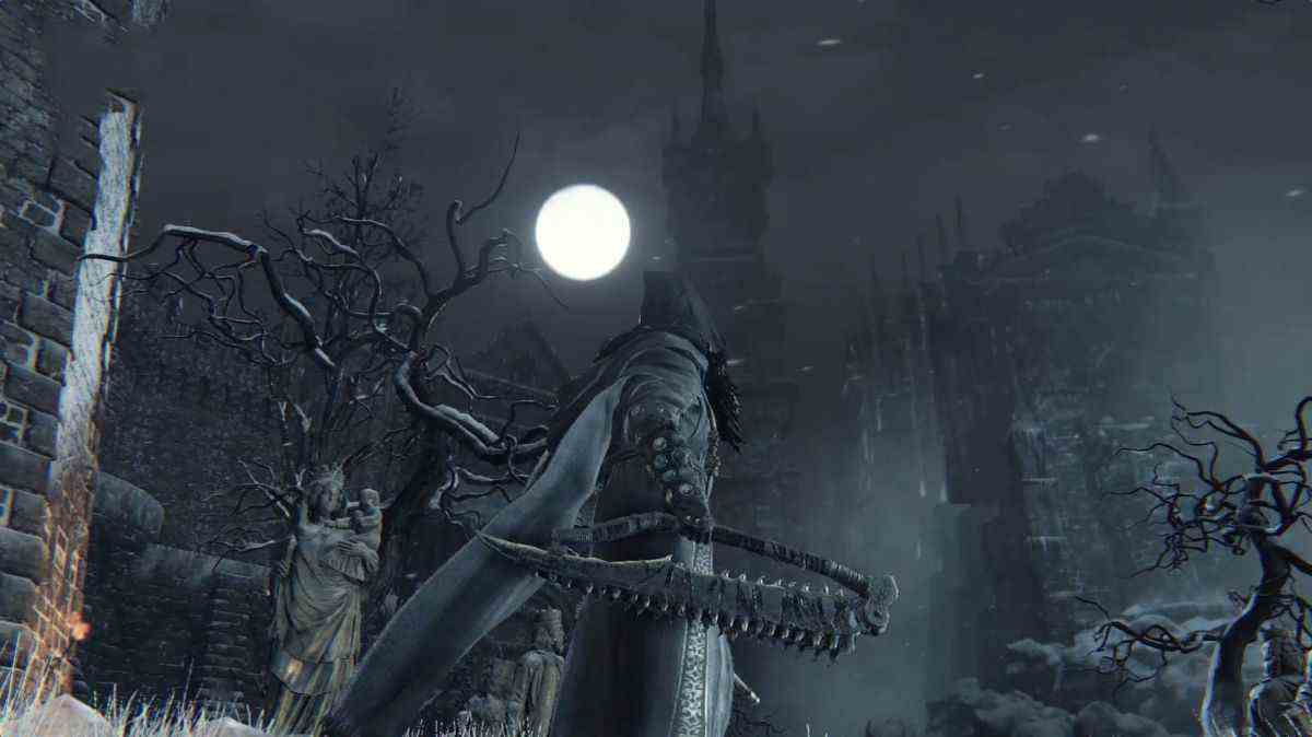 Le chasseur lève les yeux vers la pleine lune dans Bloodborne