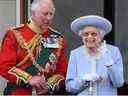 La reine Elizabeth se tient aux côtés du prince Charles pour assister à un défilé aérien spécial depuis un balcon du palais de Buckingham lors des célébrations du jubilé de platine, à Londres le 2 juin 2022. 