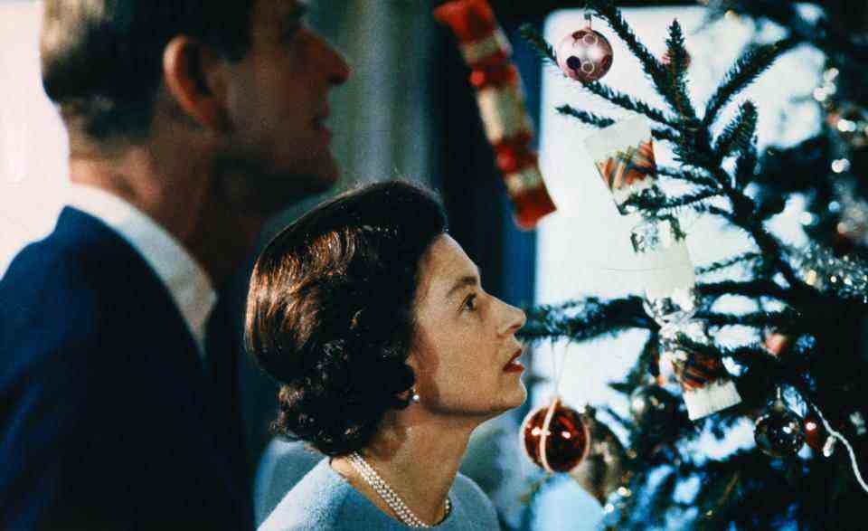 (Légende originale) Noël au château de Windsor est montré ici avec la reine Elizabeth II et le prince Philip mettant la touche finale à l'arbre de Noël, dans un poto réalisé récemment lors du tournage du documentaire conjoint ITV-BBC, La famille royale.