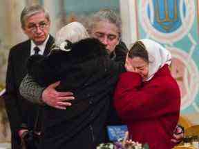 Andrii Lehenkovskyi et Galyna Legenkovska reçoivent mardi les condoléances pour leur fille Mariia lors d'un service commémoratif à la cathédrale orthodoxe ukrainienne Sainte-Sophie.