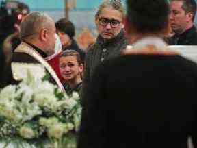 Andrii Lehenkovskyi regarde le cercueil portant sa fille Mariia lors du service commémoratif de mardi à la cathédrale orthodoxe ukrainienne Sainte-Sophie.