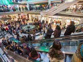 Les acheteurs envahissent le centre commercial Eaton Centre à Toronto.  En cette saison des fêtes, les détaillants ont eu du mal à trouver de l'aide supplémentaire pour couvrir la ruée.