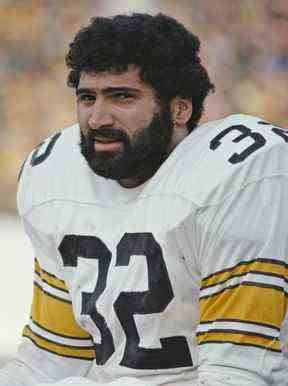 Franco Harris # 32, porteur de ballon pour les Steelers de Pittsburgh lors du match éliminatoire de la division NFL / AFC le 19 décembre 1976 au Memorial Stadium, Baltimore, Maryland.  Les Steelers ont remporté le match 40 à 14. (Photo de Bob Grieser/Allsport/Getty Images)