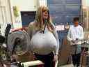 Une image d'une vidéo prise à l'école secondaire Oakville Trafalgar en Ontario montrant une enseignante portant d'énormes seins en silicone avec des mamelons visibles tout en enseignant.