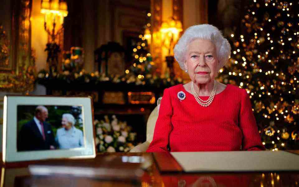 La reine Elizabeth II dans le salon blanc du château de Windsor – Victoria Jones/PA