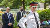 Le chef de la police de Toronto James Ramer, accompagné du président de l'Association des policiers de Toronto Jon Reid (à gauche) et du maire John Tory devant l'hôtel de ville de Toronto le vendredi 2 juillet 2021.