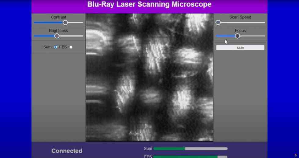 L'image que le microscope du docteur Volt a capturée du morceau de tissu.  Ils font des ajustements à l'image via une interface de navigateur basée sur Java.