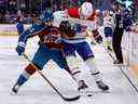 Artturi Lehkonen de l'Avalanche du Colorado et Kirby Dach des Canadiens de Montréal s'affrontent pour la rondelle en première période au Ball Arena de Denver le 21 décembre 2022.