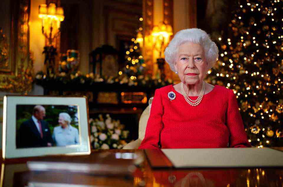 WINDSOR, ANGLETERRE – 23 DÉCEMBRE: La reine Elizabeth II enregistre sa diffusion annuelle de Noël dans la salle de dessin blanche du château de Windsor le 23 décembre 2021 à Windsor, en Angleterre.  La photographie sur le bureau représente la reine et le duc d'Édimbourg, prise en 2007 à Broadlands, Hampshire, pour marquer leur anniversaire de mariage de diamant.  (Photo de Victoria Jones - Piscine/Getty Images)