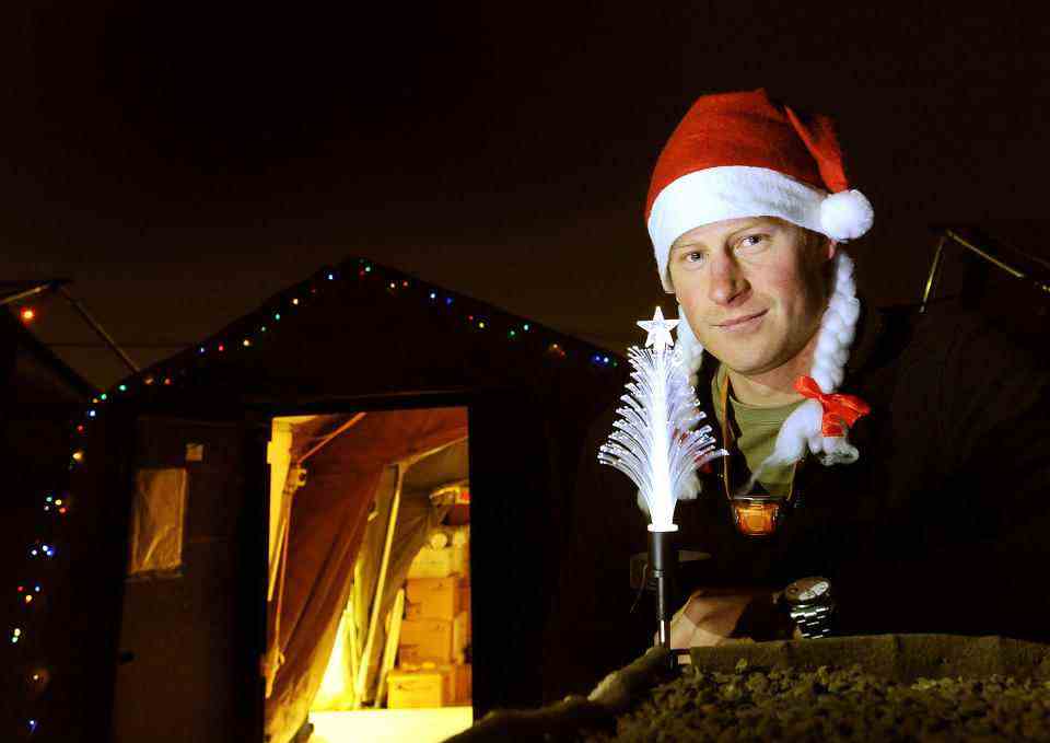 CAMP BASTION, AFGHANISTAN - 12 DÉCEMBRE : Dans cette image inédite publiée le 27 janvier 2013, le prince Harry pose avec un chapeau de Noël alors qu'il se tient devant la tente VHR (très haut niveau de préparation) au Camp Bastion le 12 décembre 2012 en Afghanistan.  Le prince Harry a servi comme pilote d'hélicoptère/artilleur Apache avec le 662 Sqd Army Air Corps, de septembre 2012 pendant quatre mois jusqu'en janvier 2013. (Photo de John Stillwell - WPA Pool/Getty Images)