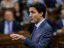 Le premier ministre du Canada Justin Trudeau prend la parole pendant la période des questions à la Chambre des communes sur la Colline du Parlement à Ottawa, Ontario, Canada le 5 octobre 2022. REUTERS/Blair Gable