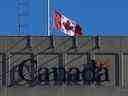 Le drapeau canadien flotte en berne au-dessus de l'ancien édifice du quartier général de la Défense nationale à Ottawa, le 1er novembre 2021.