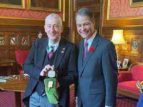 Le président de la Chambre des communes, Anthony Rota, à droite, offre la toute première bouteille de whisky canadien du nouveau président à son homologue britannique Sir Lindsay Hoyle lors d'une visite à Westminster le 7 novembre 2022.