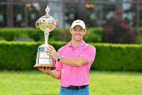 Rory McIlroy, d'Irlande du Nord, pose avec le trophée après avoir remporté l'Omnium canadien RBC au St. George's Golf and Country Club dimanche à Toronto.