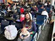 Chaos dans les aéroports canadiens alors que les vacanciers s'inquiètent de manquer Noël