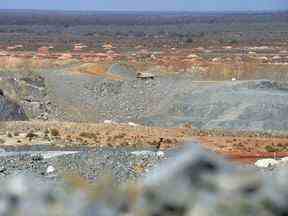 Un camion-benne traverse une mine de lithium en Australie.