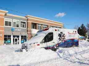 Une ambulance est restée bloquée sur la route à la suite d'une tempête hivernale qui a frappé la région de Buffalo, sur la rue Main à Amherst, NY, le dimanche 25 décembre 2022.