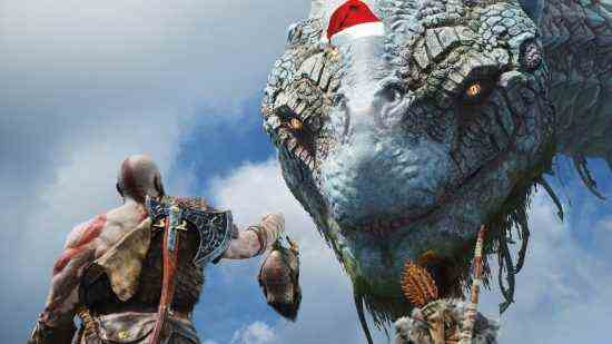 Kratos de God of War montre la tête de Mimir à Jörmungandr, ce dernier portant un petit chapeau de Noël