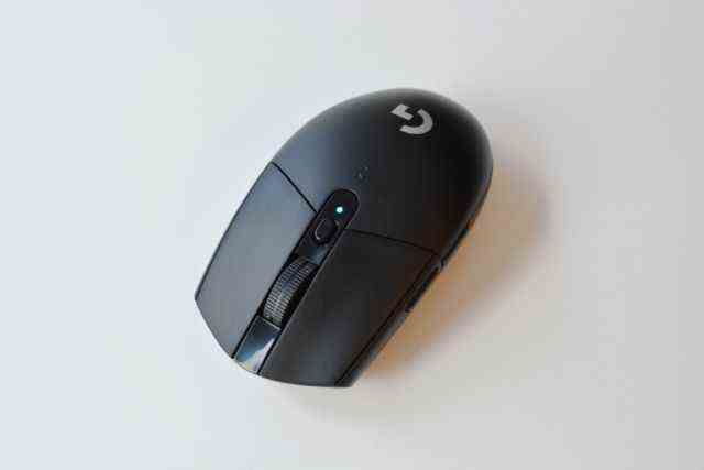 Avec son design simple et son éclairage statique, la G305 Wireless est une bonne souris pour ceux qui n'aiment pas le look des accessoires de jeu traditionnels.