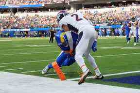 L'ailier rapproché des Rams de Los Angeles Tyler Higbee (89) marque sur une passe de touché de 9 verges contre le demi de coin des Broncos de Denver Pat Surtain II (2) en première mi-temps au SoFi Stadium le 25 décembre 2022. Kirby Lee-USA TODAY Sports