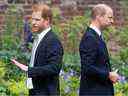 Sur cette photo prise le 1er juillet 2021, le prince Harry, duc de Sussex (L) et le prince William, duc de Cambridge assistent au dévoilement d'une statue de leur mère, la princesse Diana au Sunken Garden du palais de Kensington, à Londres, qui aurait été son 60e anniversaire. 