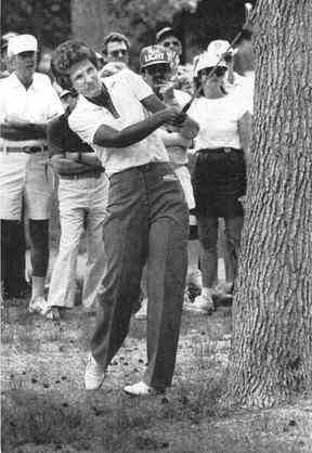 Kathy Whitworth joue un coup hors des bois lors de l'US Open de 1985.  Fichiers postmédia
