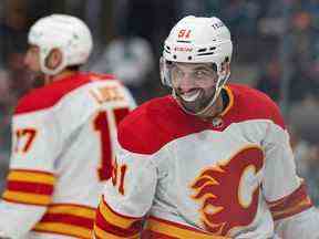 Le centre des Flames de Calgary Nazem Kadri sourit après avoir marqué un but contre les Sharks de San Jose au SAP Center de San Jose, en Californie, le mardi 20 décembre 2022.