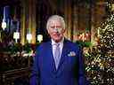 Le roi de Grande-Bretagne Charles III délivre son message lors de l'enregistrement de sa première émission de Noël dans la chapelle Quire of St George's Chapel au château de Windsor, Berkshire, Angleterre, le mardi 13 décembre 2022. 